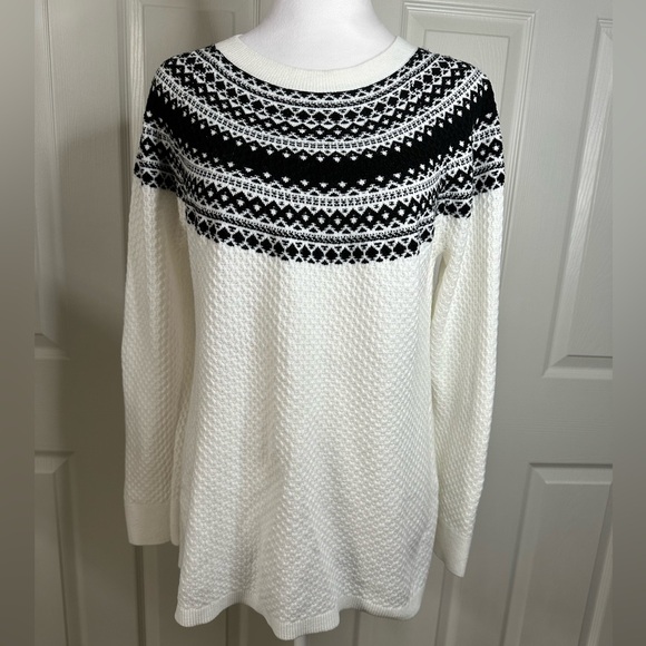 Calvin Klein Sweaters - Calvin Klein Sweater black/white design, long sleeves, Medium